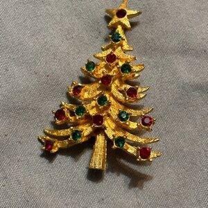 Vintage MYLU Christmas tree brooch.